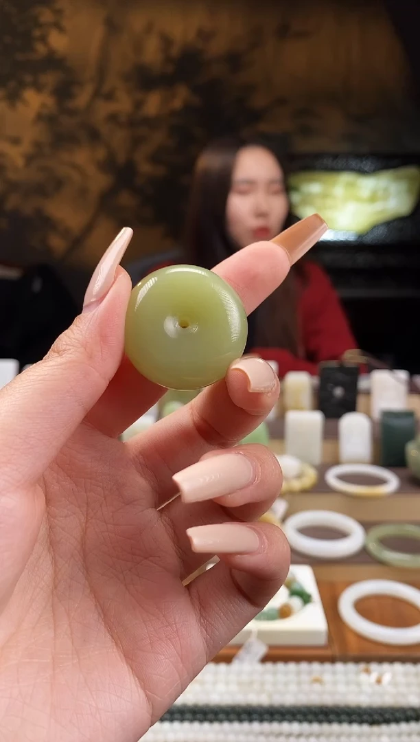 颈饰未镶嵌和田玉黄口 平安扣 30x13mm   （无包容）