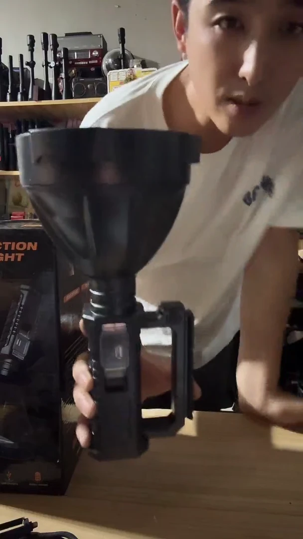 超大手电坏的坏的需要自己修介意勿拍