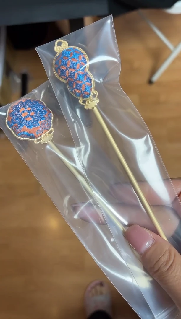 织绣莫*，发簪两支