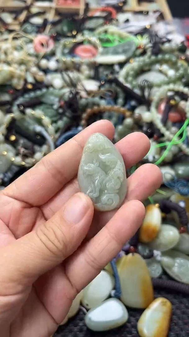 和田玉未镶嵌颈饰（多样性发一件）没有证书有瑕