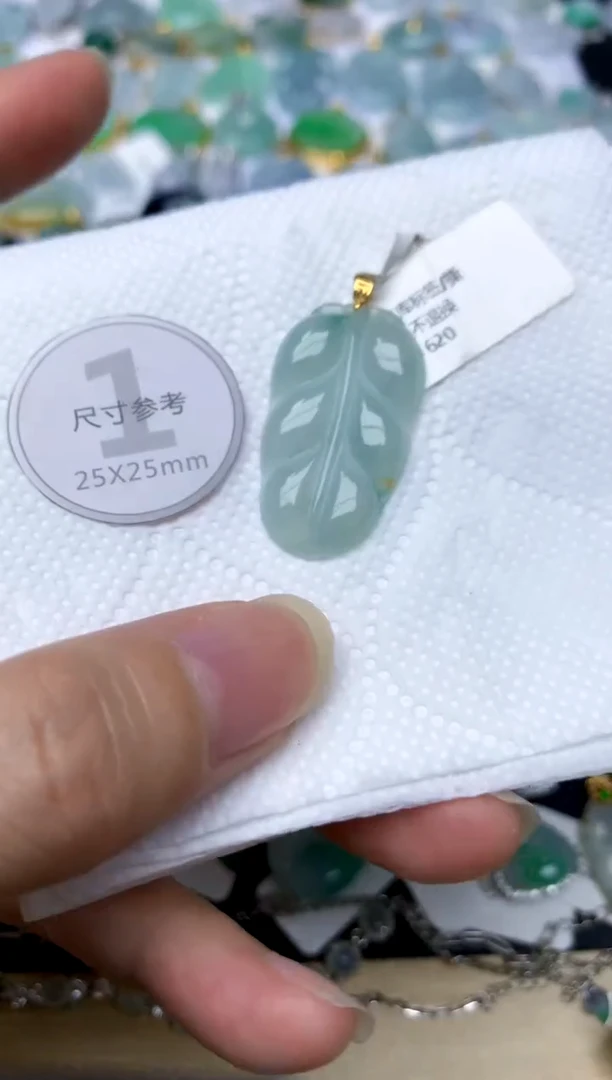 颈饰18K金镶嵌翡翠天然A货翡翠