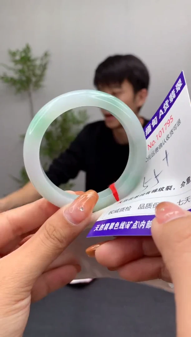 未镶嵌手镯翡翠有纹，完美者勿拍