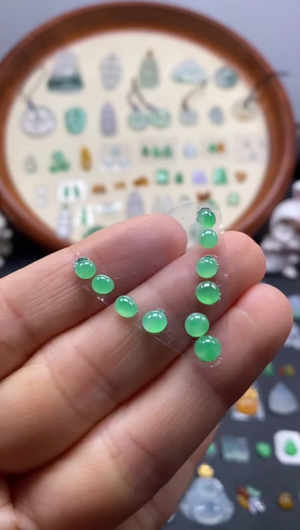 颈饰未镶嵌翡翠10颗果緑蛋面/芬