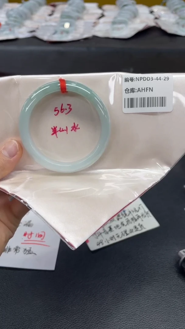 翡翠手镯未镶嵌翡翠手镯