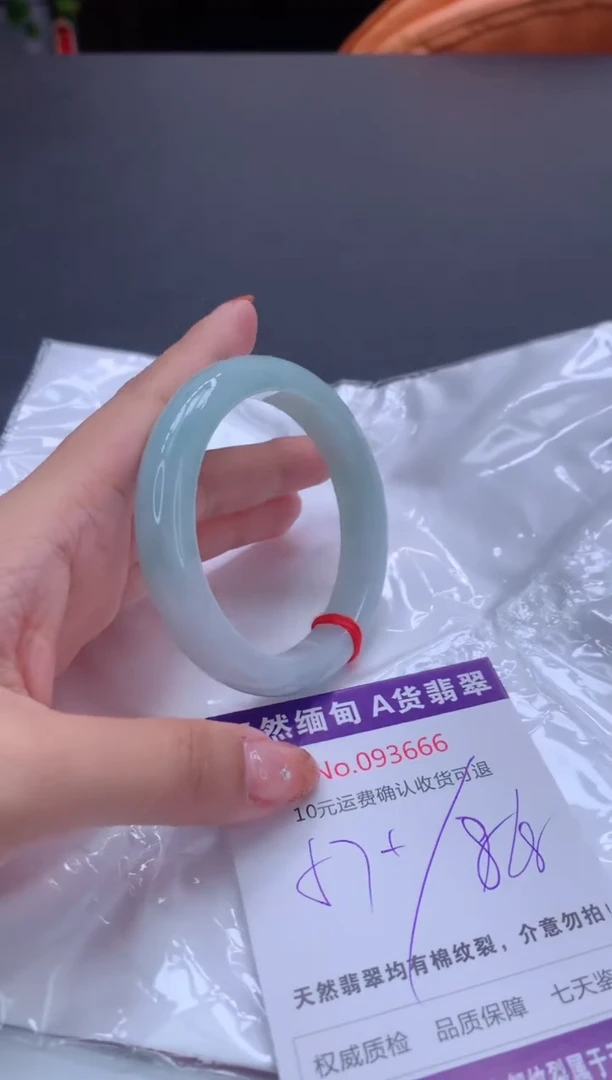 未镶嵌手镯翡翠有纹，完美者勿拍