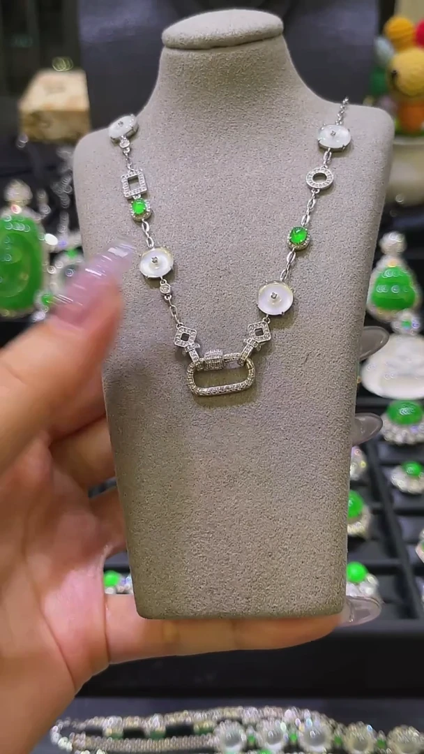 颈饰18K金镶嵌翡翠万能链