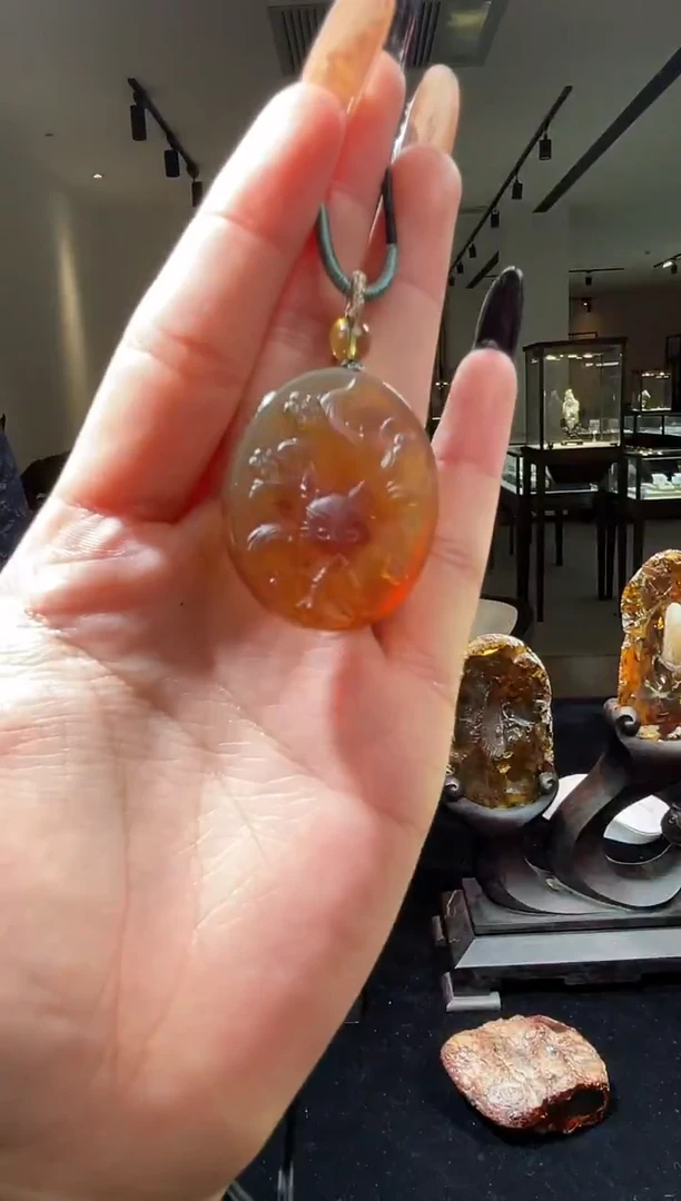 琥珀颈饰未镶嵌缅甸琥珀九尾狐雕刻件