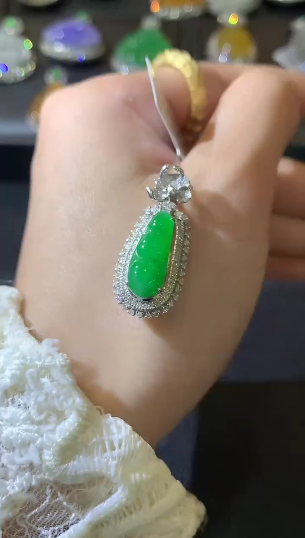 【闪购商品】翡翠吊坠(不含链)18K金镶嵌D55