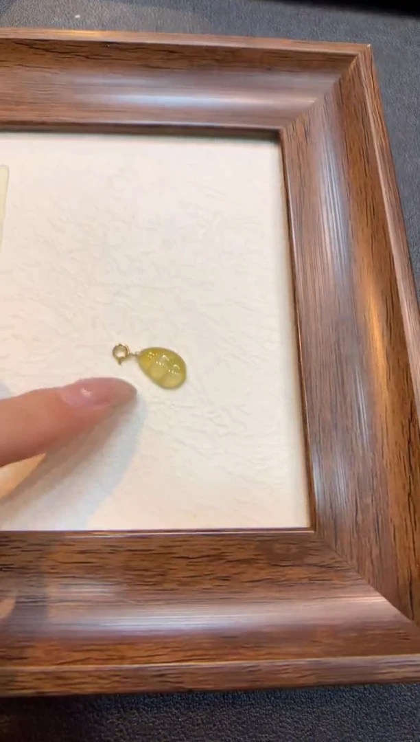 颈饰18K金镶嵌翡翠福豆