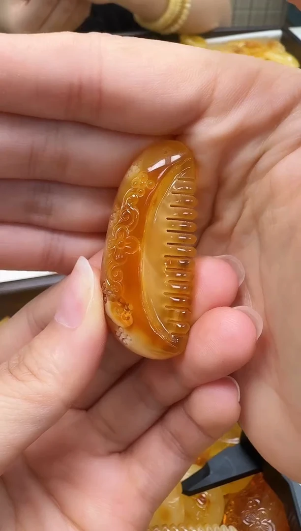 未镶嵌琥珀裸石如图