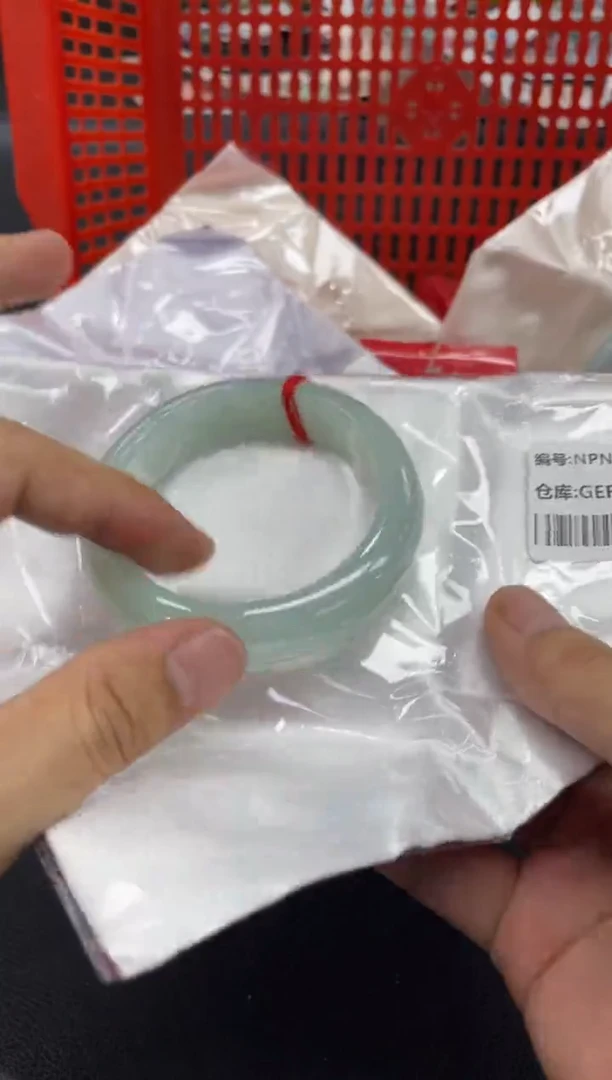 未镶嵌手镯翡翠有*。翡翠手镯