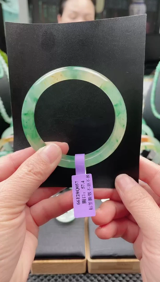 未镶嵌手镯石英质玉（非洲翠）手镯