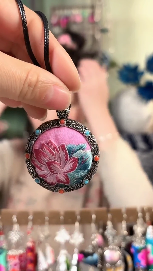 彩云南阁非遗老绣饰品450*