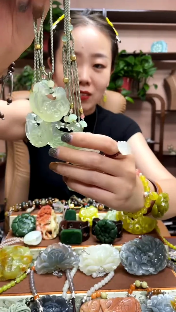 未镶嵌岫玉吊坠多样性发货发其中之一