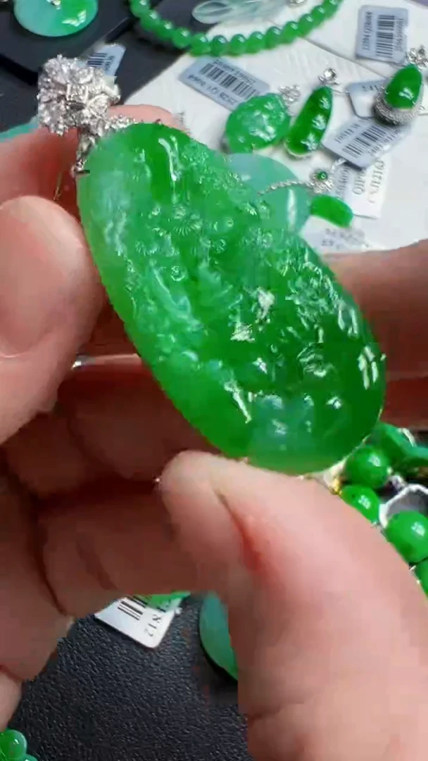 颈饰18K金镶嵌翡翠山水牌