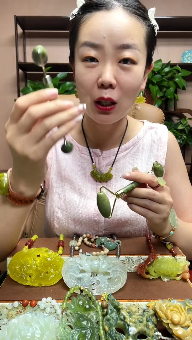 岫玉未镶嵌吊坠多样性发货发其中之一