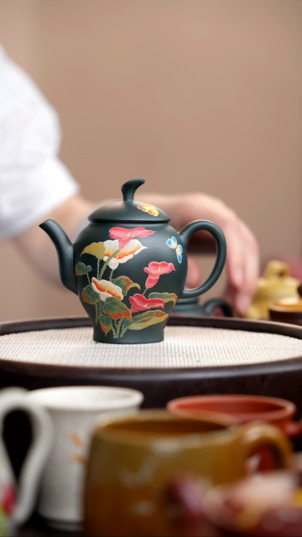 茶壶紫砂九龄君子兰泥绘马蹄莲