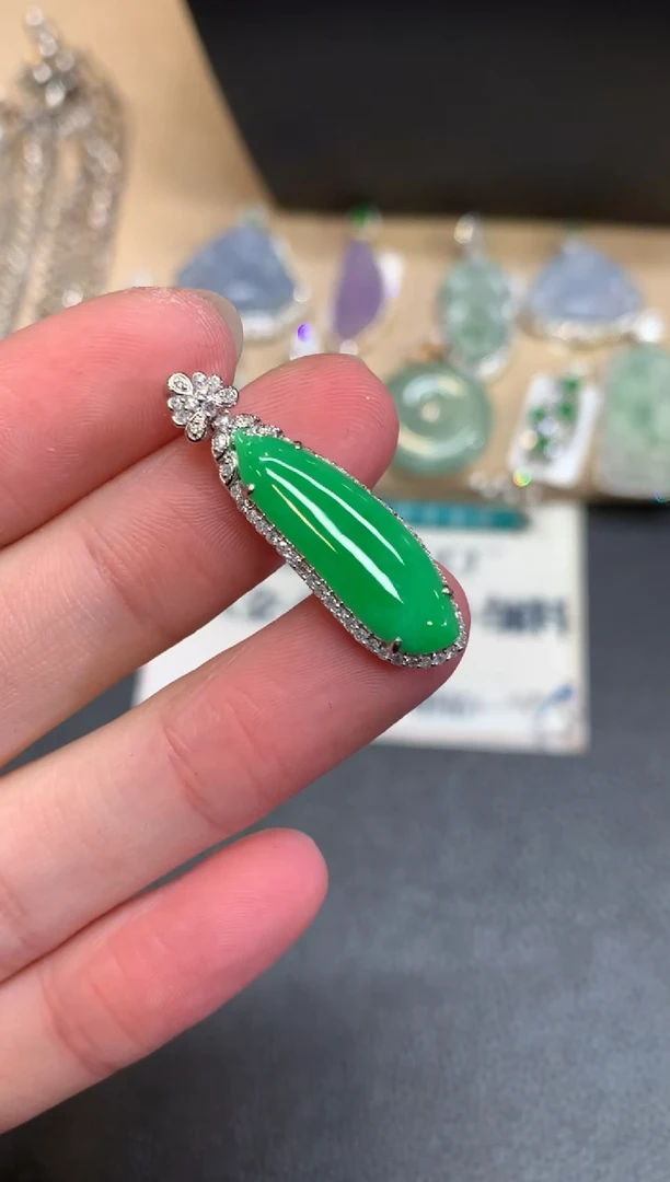 【闪购商品】翡翠颈饰18K金镶嵌福瓜【无服务费】