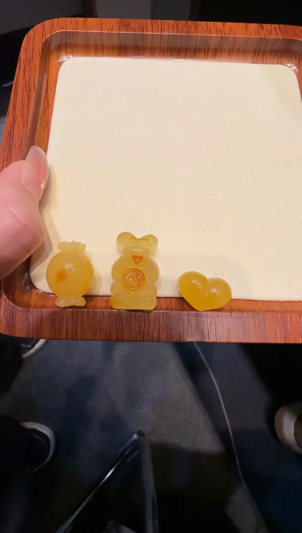 琥珀未镶嵌珠宝奇石在*秋手绳