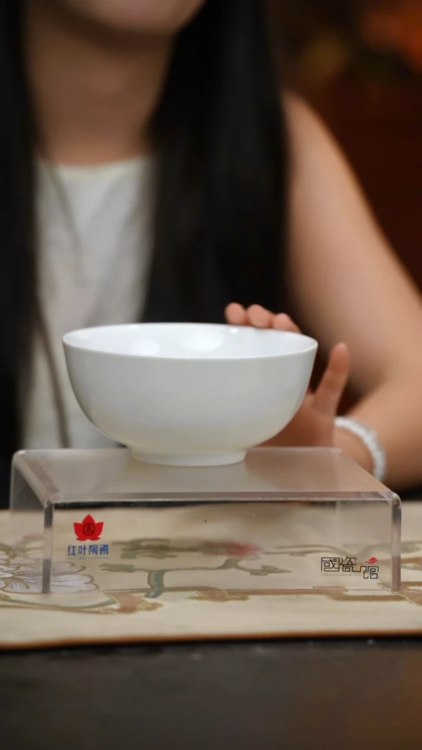 2个微瑕白胎6英寸面碗（无底款）