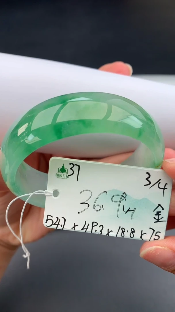 【闪购商品】翡翠手镯未镶嵌女神节#送礼#，下单联系客服核对地址~