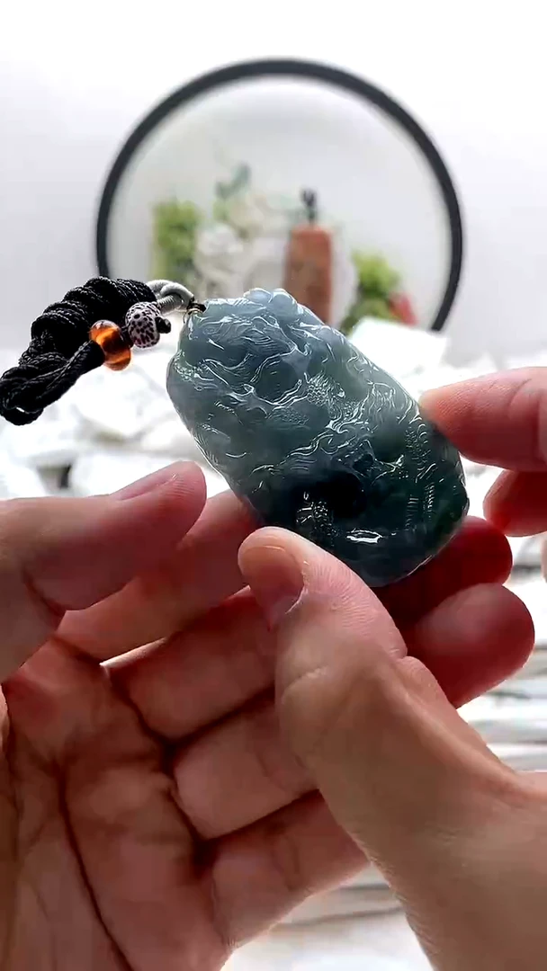 颈饰未镶嵌翡翠龙牌