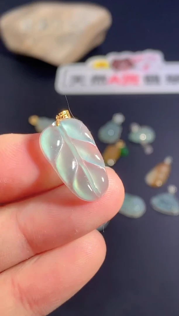 颈饰18K金镶嵌翡翠