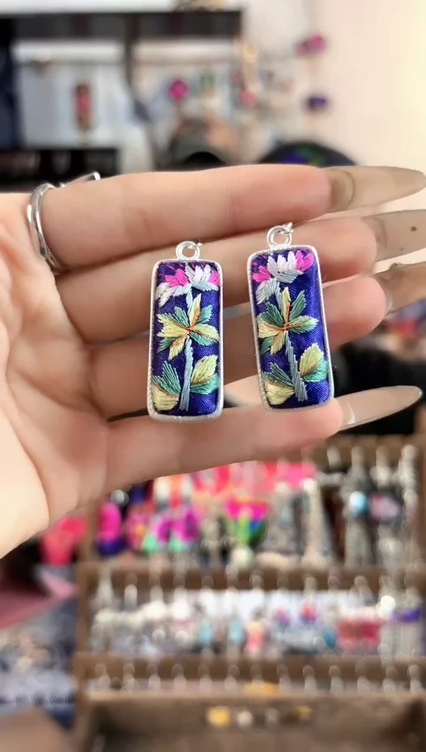 织绣彩云南阁民族风老绣非遗饰品204