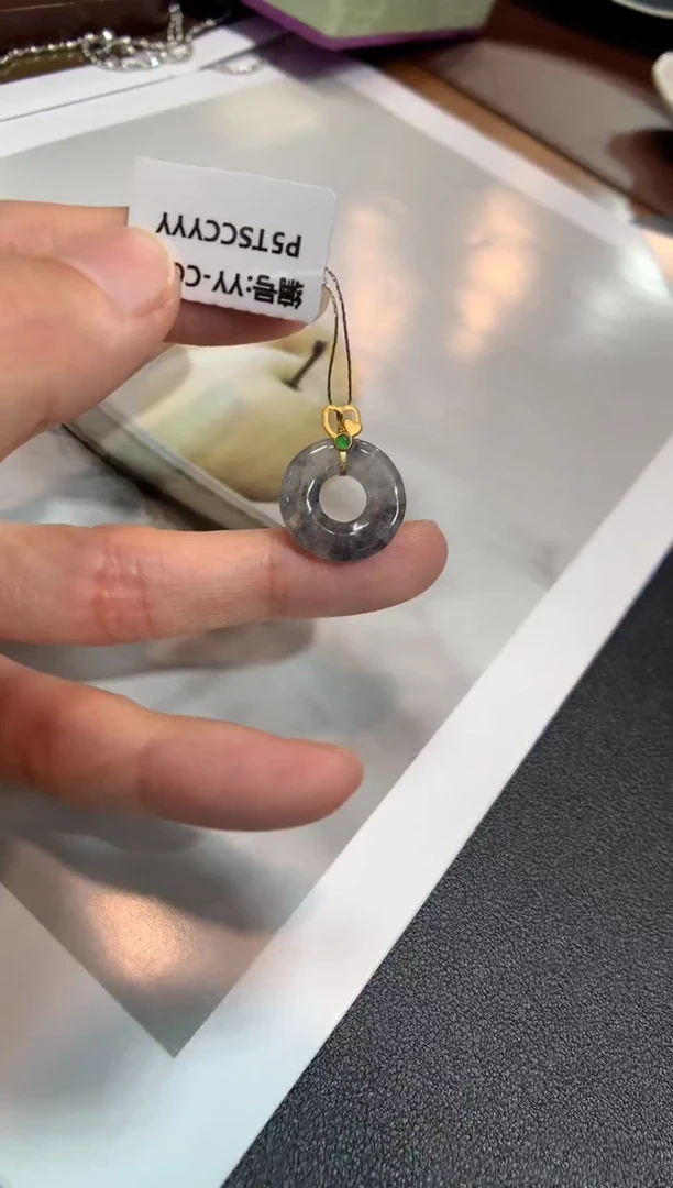 翡翠18K金镶嵌颈饰甜甜圈