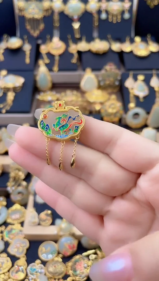 颈饰银S925镀金镶嵌和田玉九色鹿平安如意锁吊坠