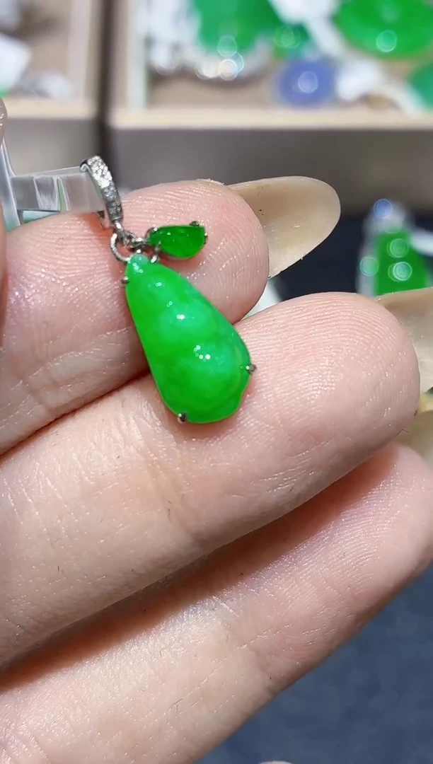 颈饰18K金镶嵌翡翠天然A货翡翠