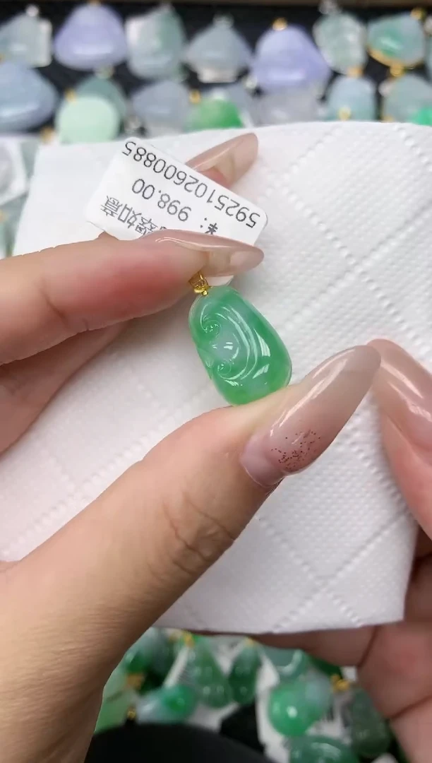 颈饰18K金镶嵌翡翠1111111111