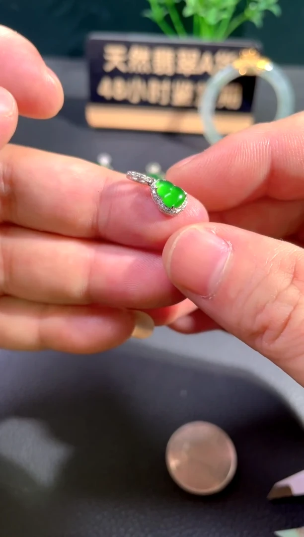 颈饰18K金镶嵌翡翠翡翠