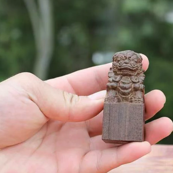 1135狮子把件黑檀把玩(高6cm)