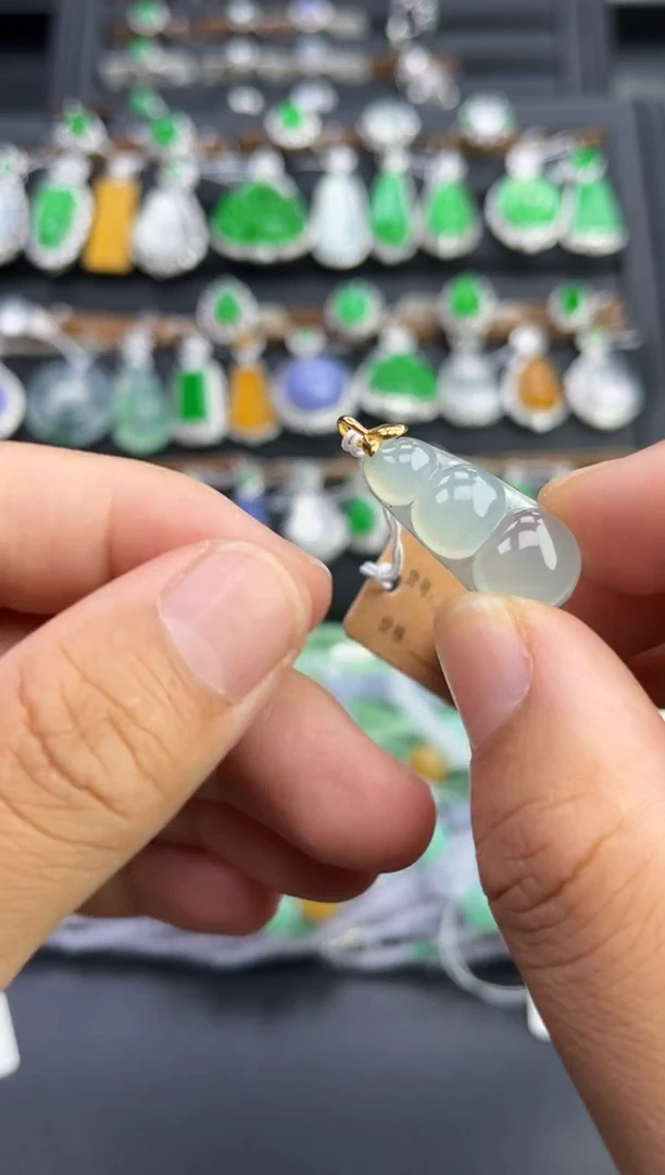 翡翠18K金镶嵌吊坠(不含链)多人