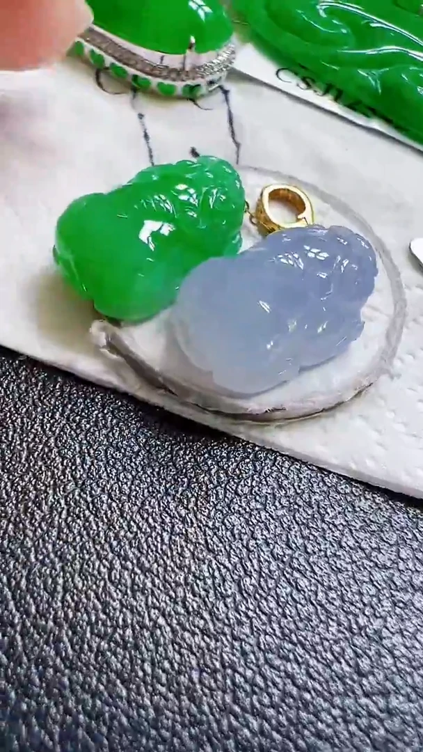 颈饰18K金镶嵌翡翠貔貅