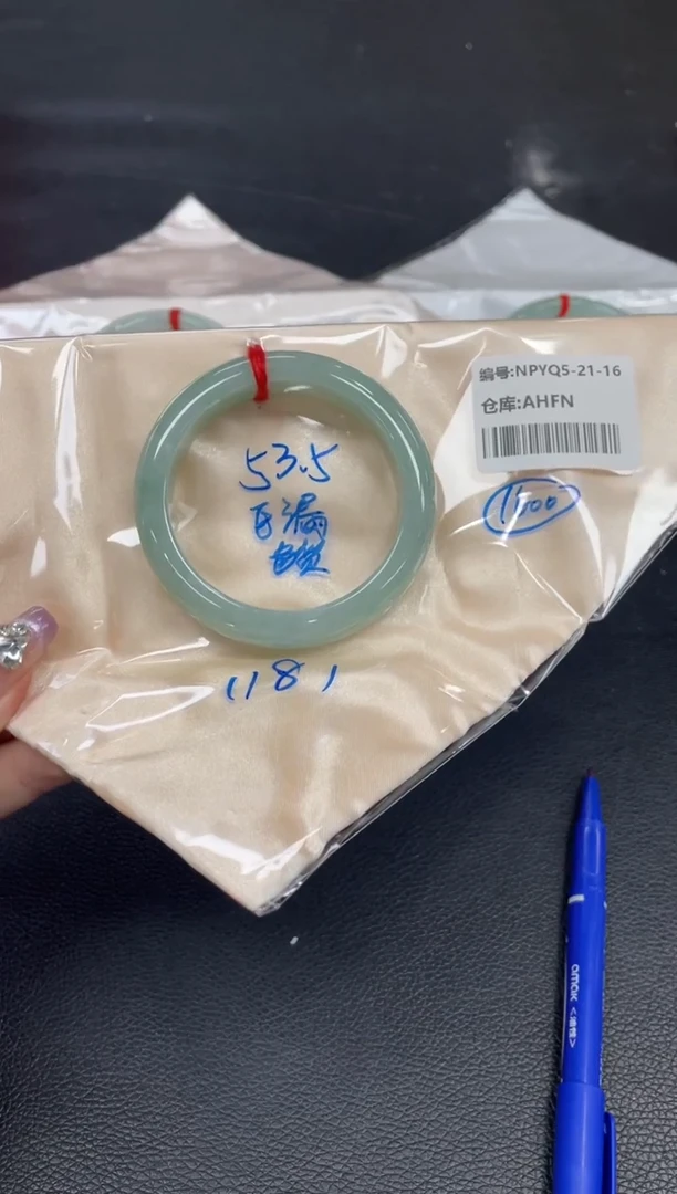 翡翠手镯未镶嵌翡翠手镯