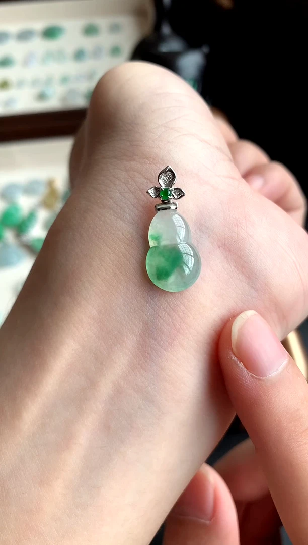 颈饰18K金镶嵌翡翠葫芦