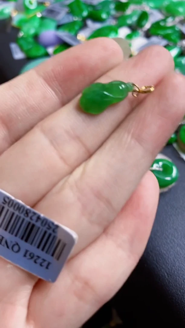 翡翠18K金镶嵌颈饰吊坠