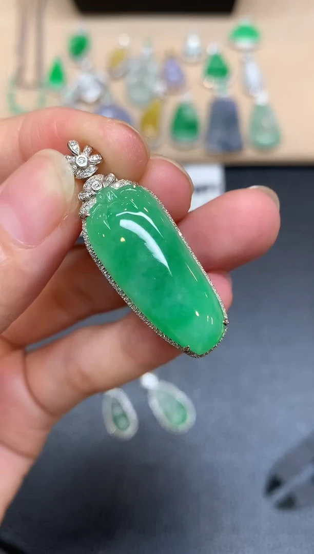 颈饰18K金镶嵌翡翠福瓜【无服务费