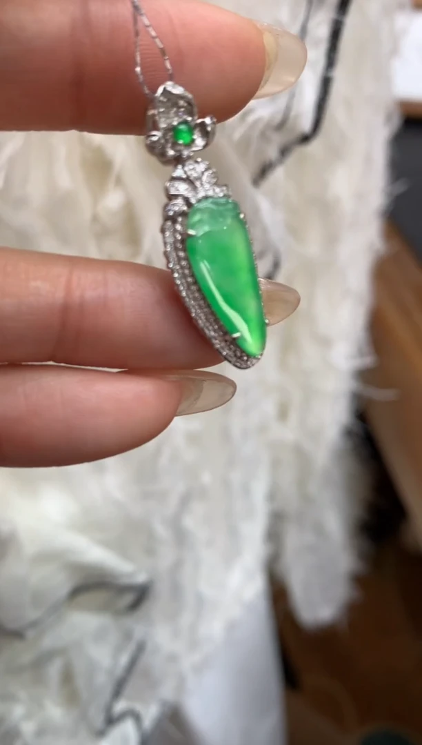 【闪购商品】翡翠颈饰18K金镶嵌福瓜