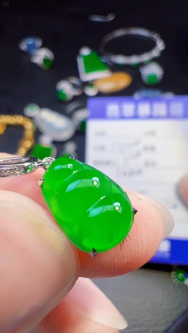 颈饰18K金镶嵌翡翠兔**?翡翠