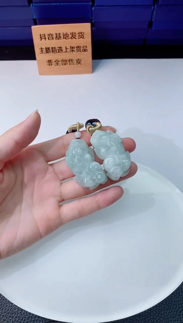 翡翠未镶嵌颈饰      `