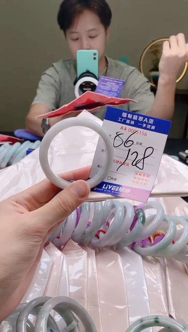 翡翠手镯未镶嵌56圈口