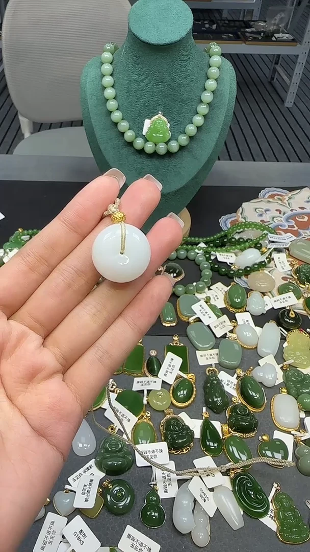 18K金镶嵌和田玉挂件1