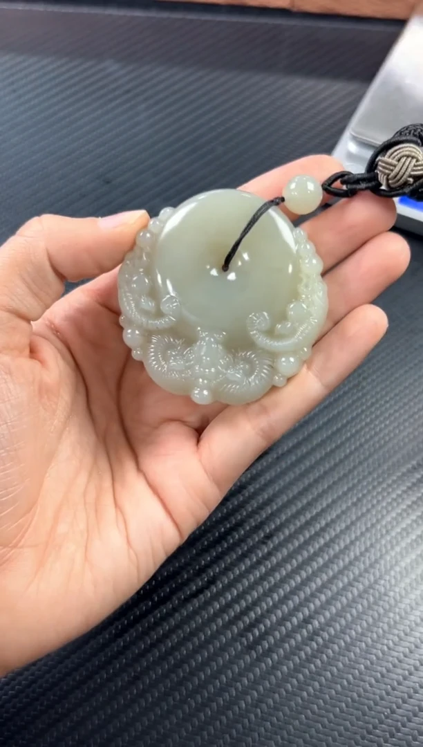 吊坠(赠链)未镶嵌和田玉且末微色差近矿