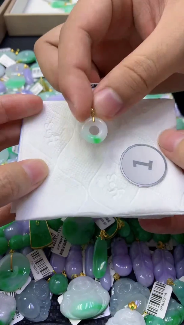 颈饰未镶嵌翡翠天然缅甸翡翠A货