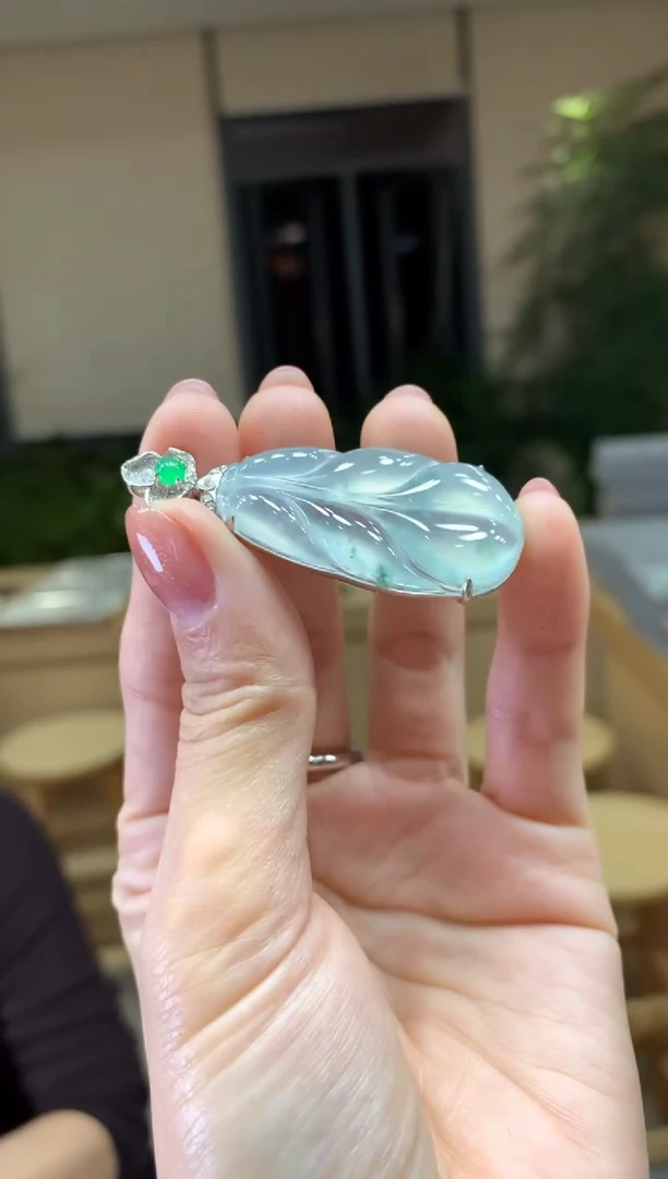 颈饰18K金镶嵌翡翠|不退不换