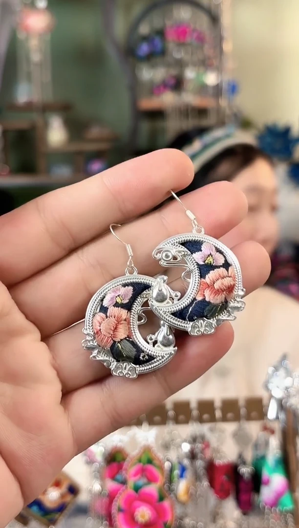 彩云南阁非遗老绣苗银饰品811