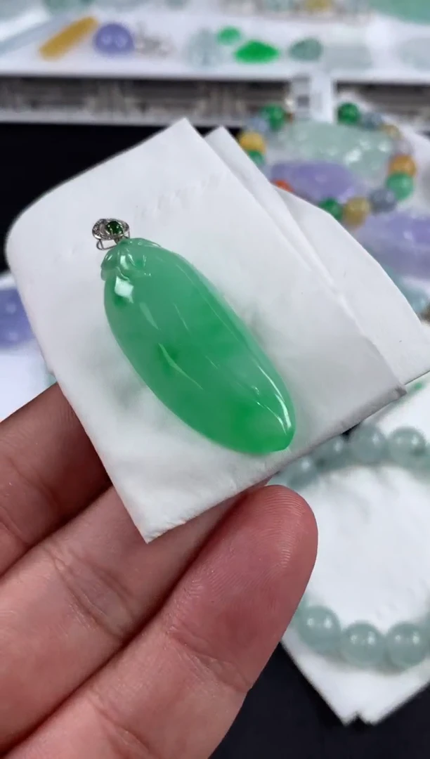 颈饰18K金镶嵌翡翠蓝*翡翠